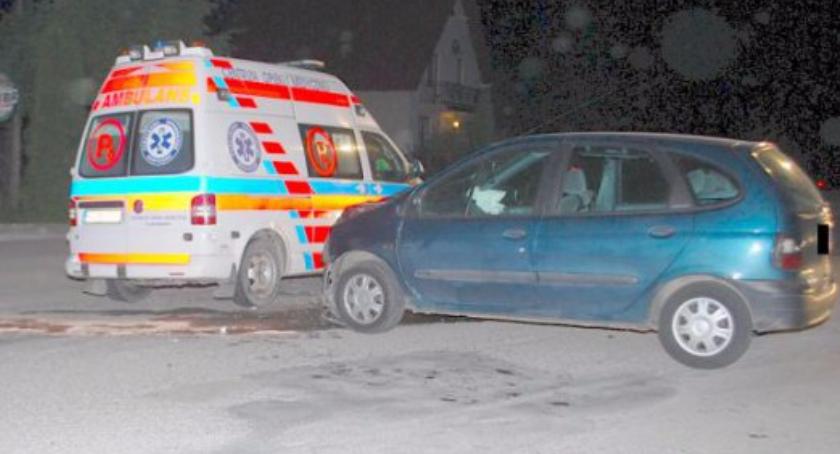 Kierowca renault uderzył w bok karetki 