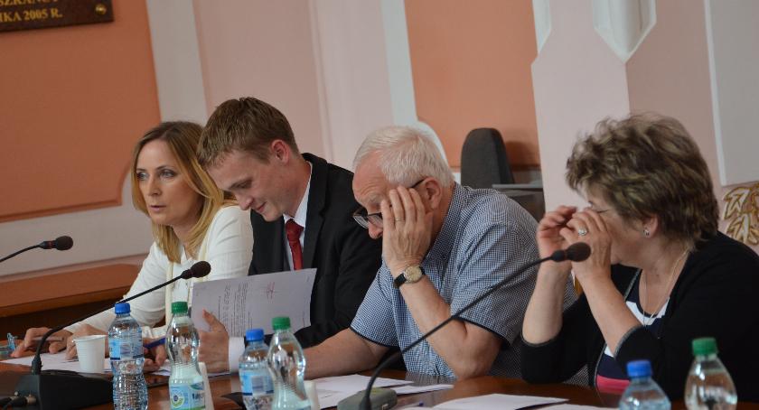 Burmistrz straszy mieszkańców radnymi, zamiast wziąć się do pracy
