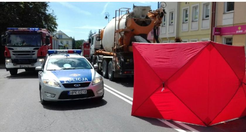 Kobieta potrącona przez betoniarkę w centrum Sieniawy zmarła na miejscu