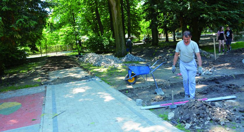 Ułożyli i rozebrali chodnik