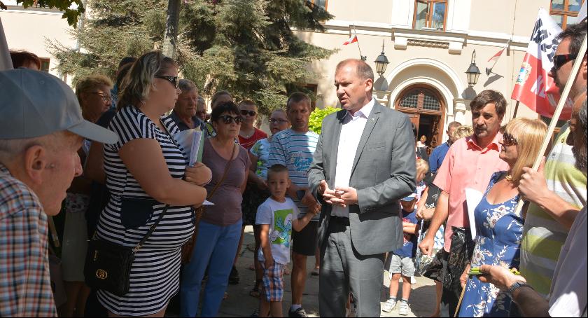 Nie oddamy dyrektora - protest rodziców z SP nr 7 przed ratuszem