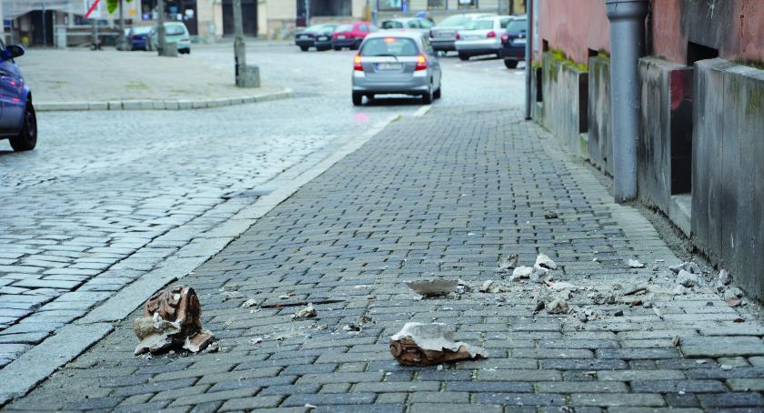 Spadające gzymsy, balkony, a burmistrz nie dał na zabytki