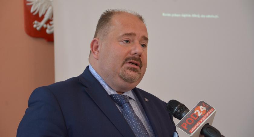 Burmistrz chwali się wydatkami na drogi miejskie.