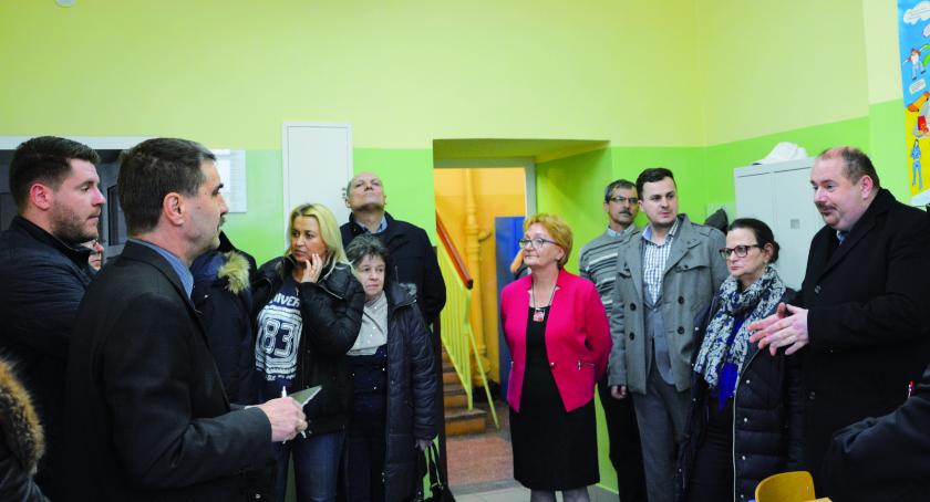 Komisja gospodarki sprawdziła stan budynku.