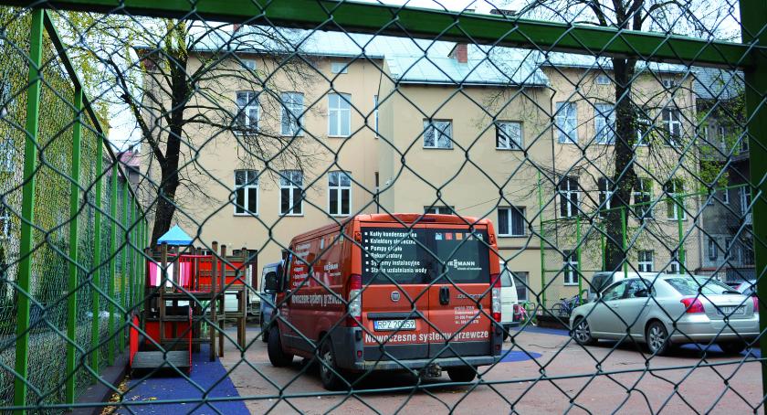Dzieci uczą się na placu budowy