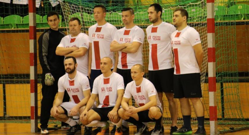 Wojskowi górą