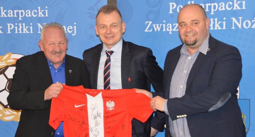 Trener reprezentacji u dzieci z Domu Dziecka