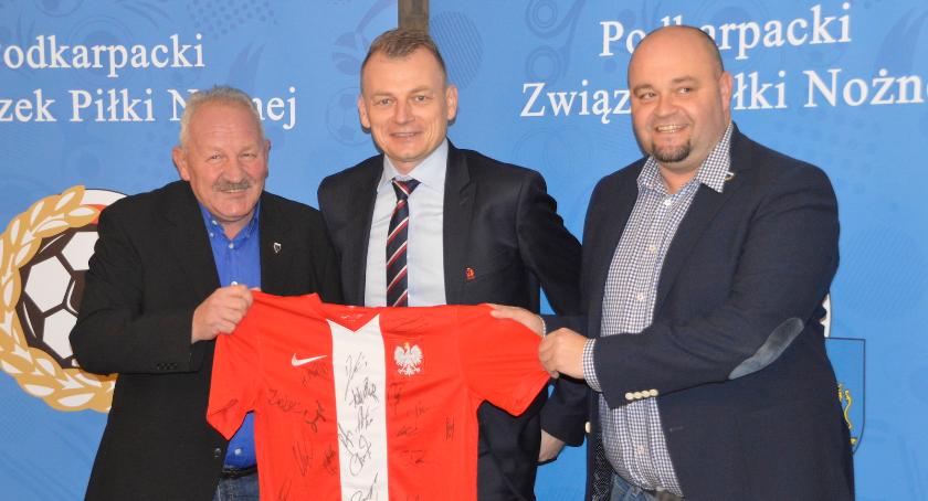 Trener reprezentacji u dzieci z Domu Dziecka
