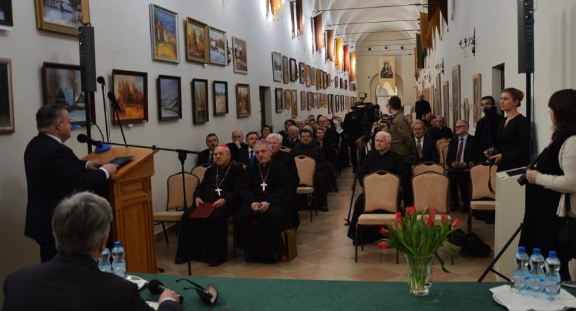  Arcybiskup Ignacy Tokarczuk i pamiątki jego życia 