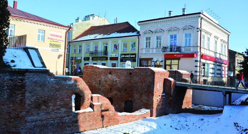 Do Bramy Krakowskiej leje się woda