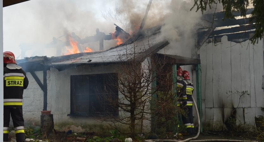 Trwa dogaszanie pożaru drewnianego domu przy ul. Dojazdowej