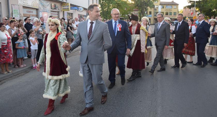 Poseł, starosta i burmistrz zatańczyli poloneza z mieszkańcami (ZDJĘCIA, WIDEO)
