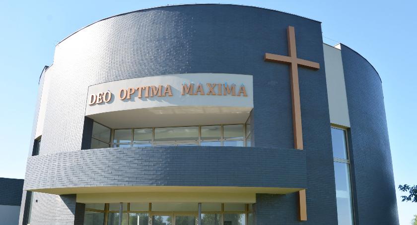 Rażący błąd w napisie na nowej kaplicy 