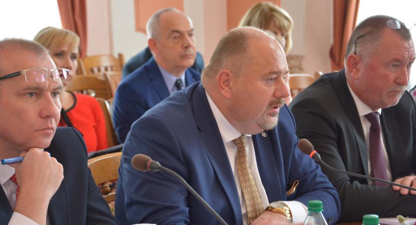 Burmistrz i starosta zarobią mniej
