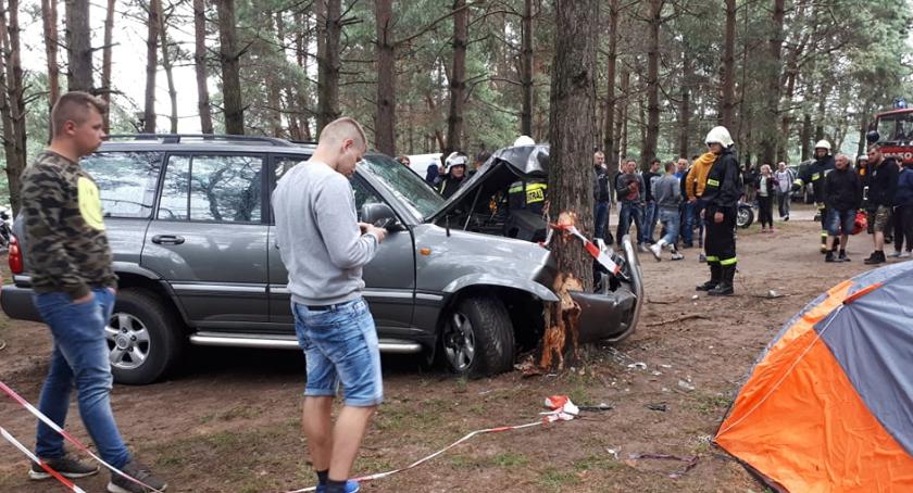 Toyota wjechała w drzewo, wcześniej uszkodziła trzy motocykle