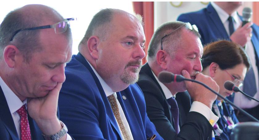 Burmistrz nagradza: 4 tys. dla swoich zastępców, od 1,5 do 2 tys. dla dyrektorów, dla pracowników od