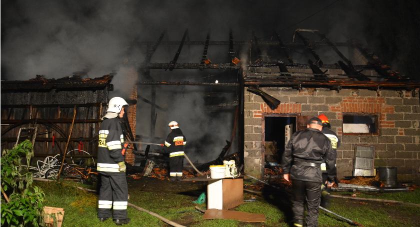 Trwa dogaszanie pożaru stodoły w Maleniskach