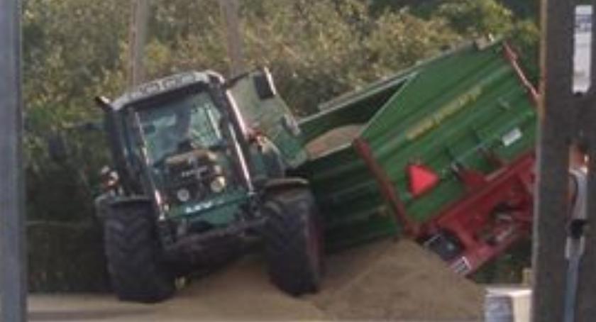 Traktor z dwiema przyczepami wjechał do rowu