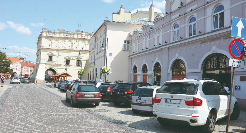 Brak parkingu dla niepełnosprawnych przed halą targową