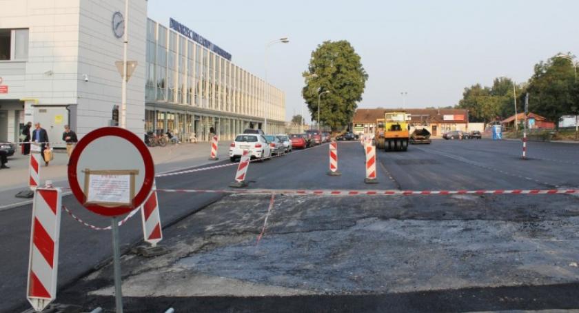 Trwa remont parkingu przed dworcem