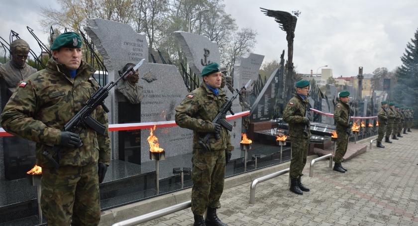 Pomnik Pamięci Narodowej odsłonięty (ZDJĘCIA)