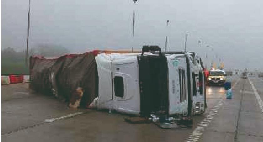 Tir przewrócił się na autostradzie