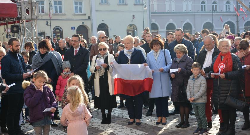 Mieszkańcy zorganizowali się sami i odśpiewali o g. 12 hymn wraz z całą Polską