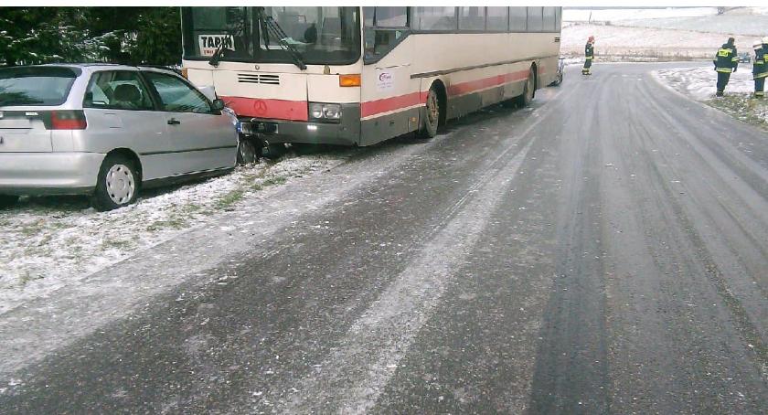 Zderzenie seata z autobusem na śliskiej jezdni