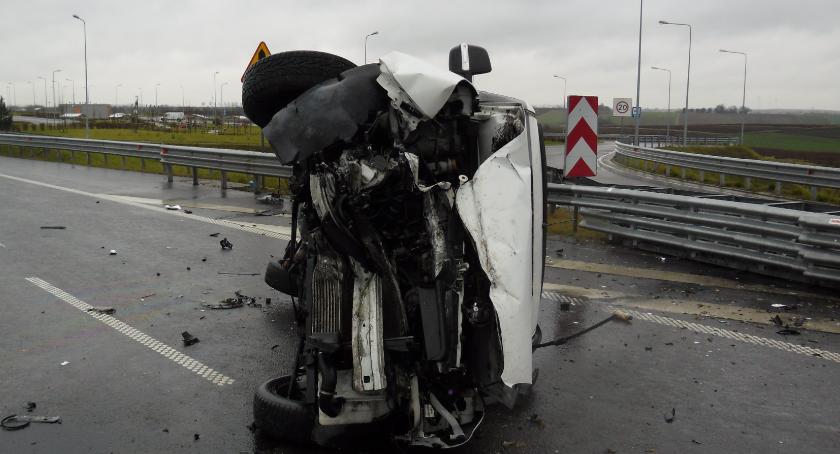 Bus dachował na autostradzie A4