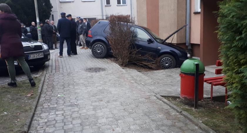 Samochód wjechał w rodzinę przechodzącą przed blokiem