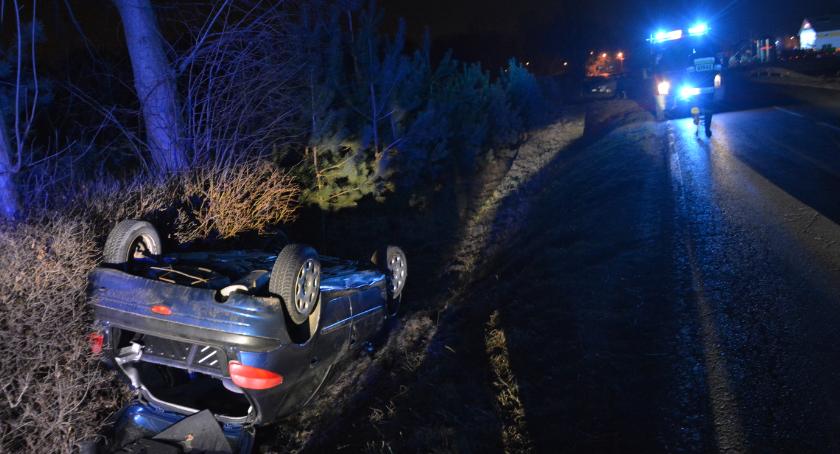 Peugeot po dachowaniu wpadł do rowu