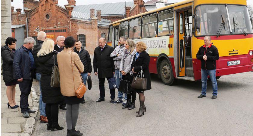 Jednorazowe bilety w górę, miesięczne w dół
