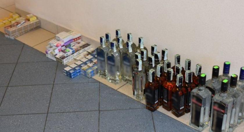 Nielegalne papierosy i alkohol trzymał w piwnicy i w aucie