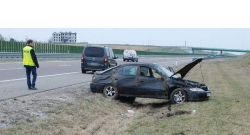 Dachował na autostradzie, był poszukiwany przez policję