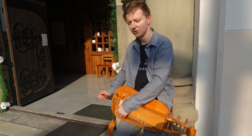 Piotr Wawrzkiewicz poszukuje ulotnych druków z pieśniami