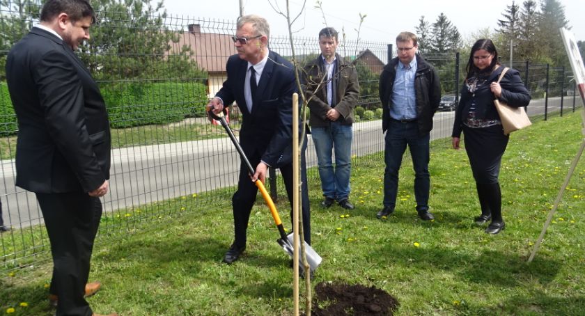W Chłopicach posadzili dwa Dęby Pamięci