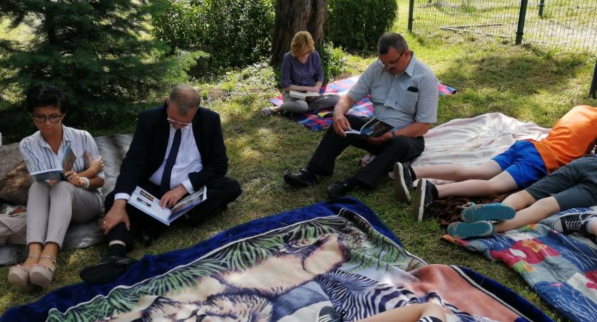Razem czytali w ogrodzie