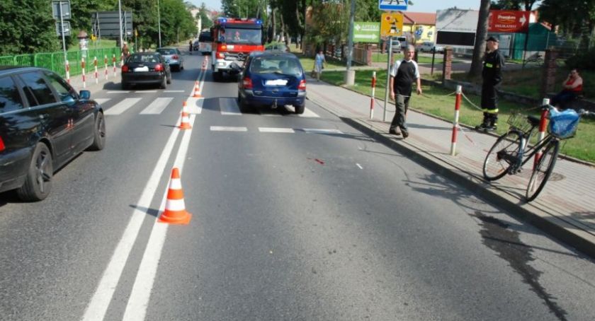 Rowerzysta uderzył w auto i trafił do szpitala