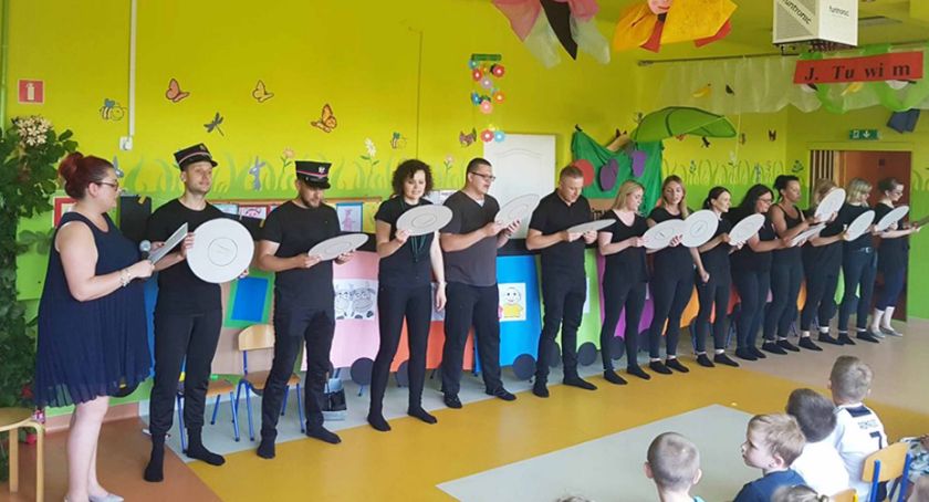 „Lokomotywa” w wykonaniu Teatru Rodziców w Przedszkolu Miejskim nr 9