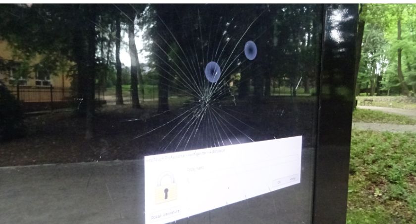 Uszkodzony infokiosk w parku miejskim 