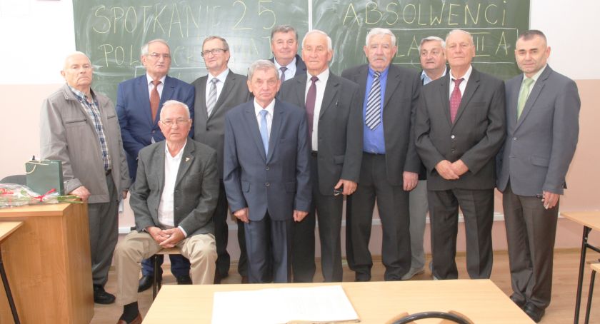 Absolwenci spotkali się po 58 latach od opuszczenia murów szkoły 