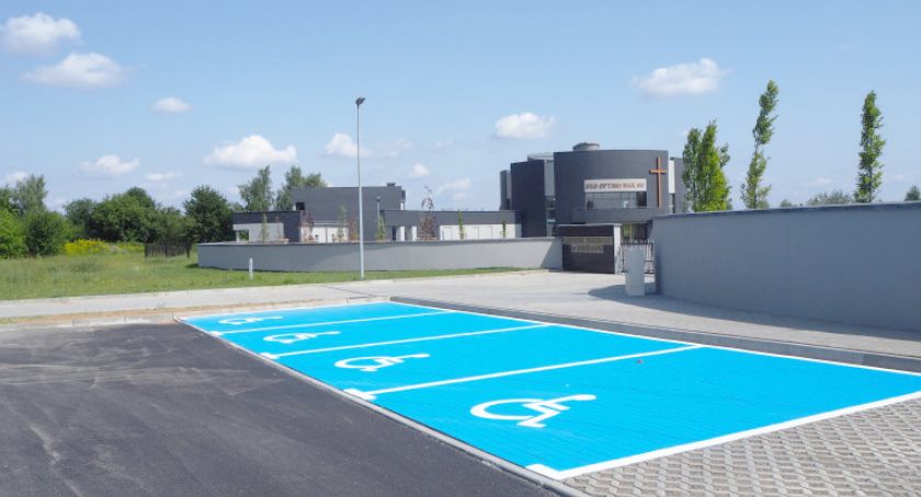 Budowa parkingu przy cmentarzu zakończona