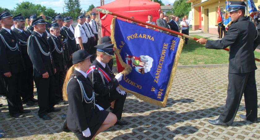 OSP Zamiechów zyskało sztandar i figurę św. Floriana (ZDJĘCIA, WIDEO)