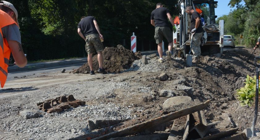 Fragmenty czołgu znaleziono przy remoncie drogi w Pełkiniach 