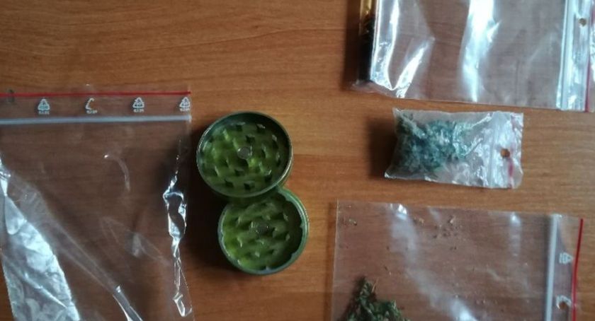 Wezwani policjanci znaleźli w domu narkotyki 