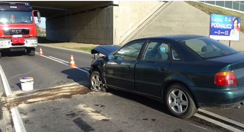 Zderzenie obok wiaduktu autostrady. Kobieta trafiła do szpitala 