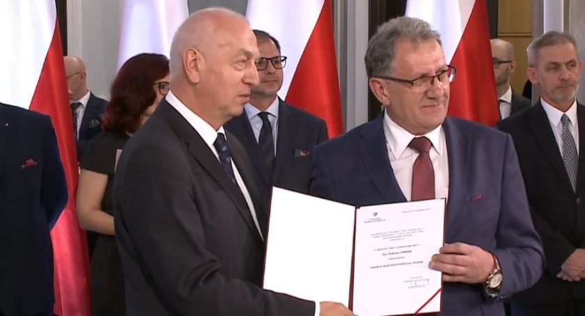 Czy odbiór zaświadczenia przez Tadeusza Chrzana zakończy dyskusję o oddaniu mandatu poselskiego Stanisławowi Piotrowiczowi? 