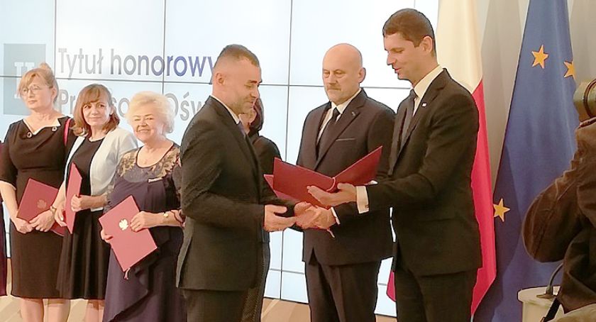Dyrektor Adam Tomaszewski profesorem oświaty