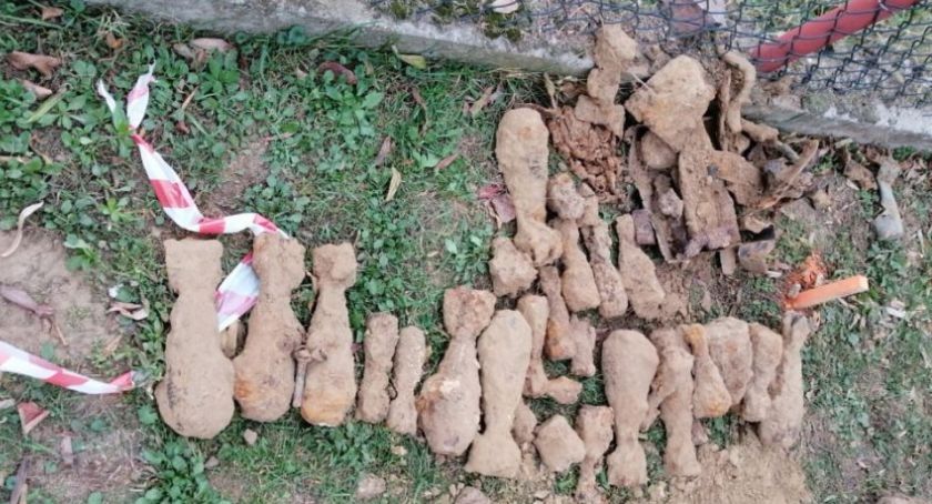 Kilkadziesiąt granatów i pocisk z II wojny znaleziono podczas prac w rejonie Urzędu Gminy Laszki