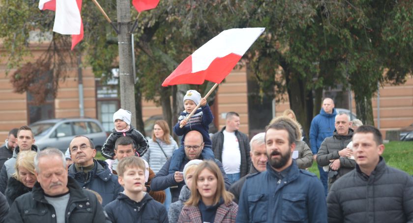 Mieszkańcy zaśpiewali na Rynku pieśni patriotyczne  (ZDJĘCIA, WIDEO)